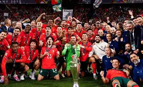 热门球队势不可挡，稳坐联赛榜首