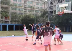 球场上的每一个瞬间都充满了激情与期待英语