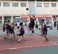 国内篮球职业赛事迷人纷呈，球场氛围热烈欢腾