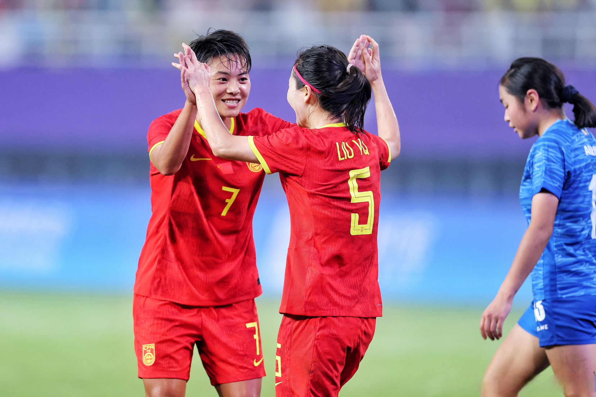 关于激情四射,中国女足闯进联赛半决赛的信息 关于激情四射,中国女足闯进联赛半决赛的信息